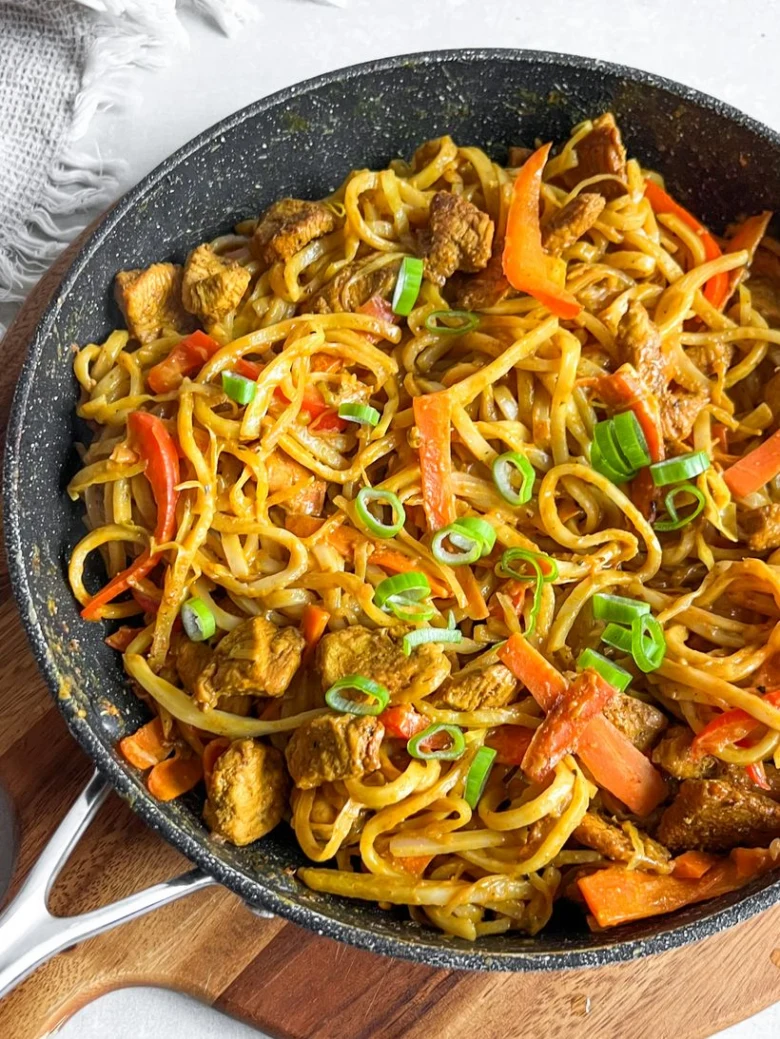 Udon nudle s masem a zeleninou v pánvi