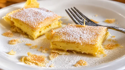 Cheesecake slices with powdered sugar