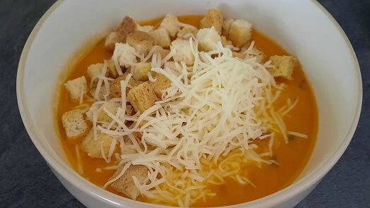 Bílá miska s italskou rajčatovou polévkou a těstovinami.