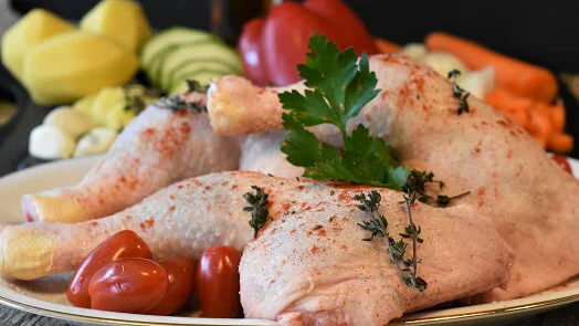 Surové kuře s kořením a zeleninou připravené na vaření