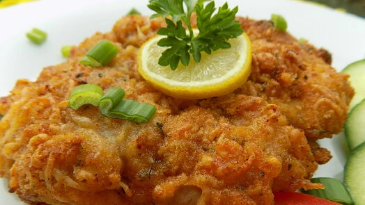 Breaded cutlet with garnish