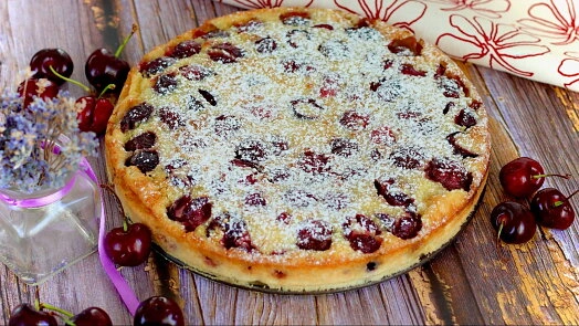 Cherry cheesecake with crumbs