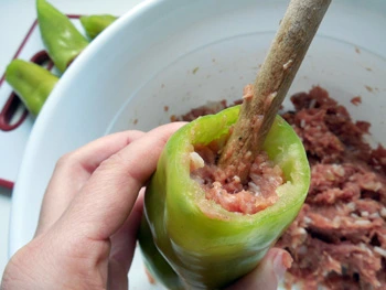 Zelená paprika se plní mletým masem pro recept na plněné papriky.