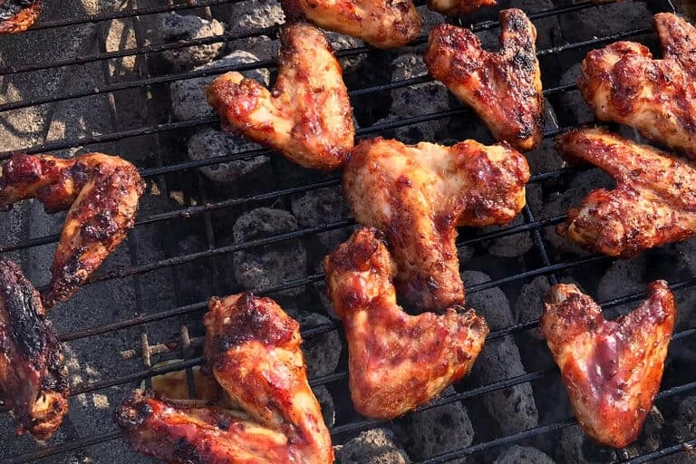 Pečená kuřecí křídla na grilu s uhlím