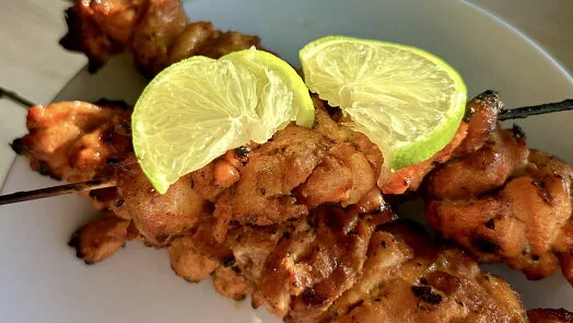 Grilled chicken skewers with lime