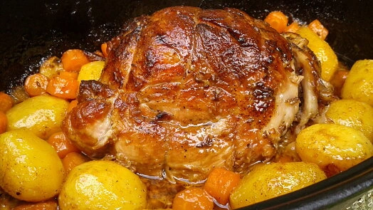 Zapečené vepřové maso s bramborami a mrkví.
