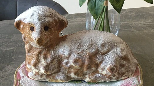 Tradiční velikonoční beránek z kynutého těsta posypaný cukrem.