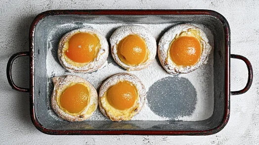 Apricot-filled pastries with cottage cheese dough