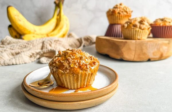 Banánový muffin s karamelovou polevou na talíři.