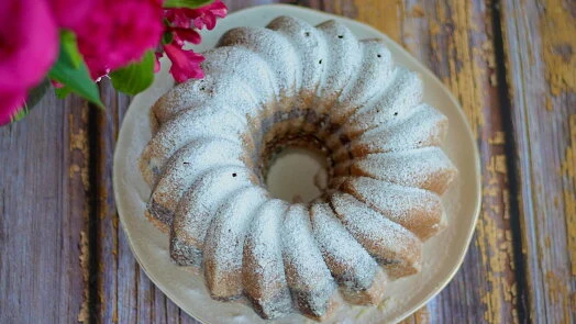 Jogurt bundt cake with powdered sugar