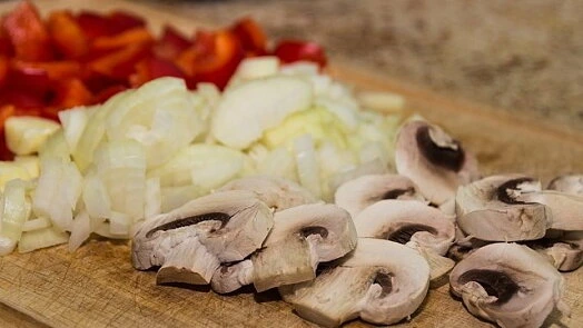 Našeřízené houby, cibule a paprika pro rychlou omáčku.