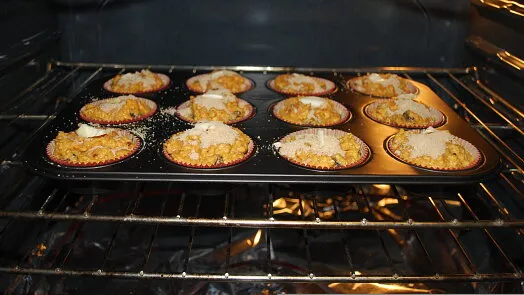 Pečení bez vajec v troubě na plechu s muffiny