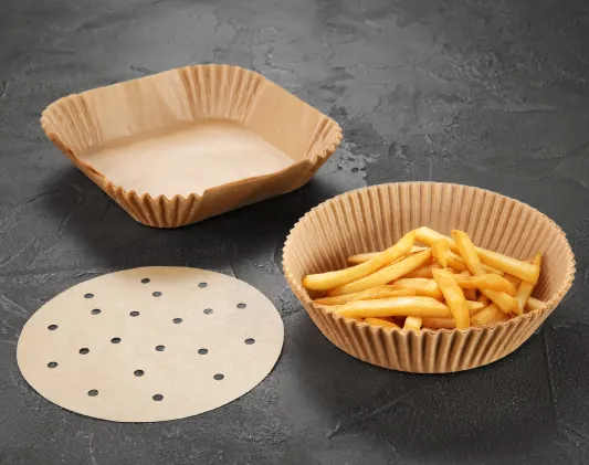 Papírové misky s bramborovými hranolky pro horkovzdušnou fritézu.