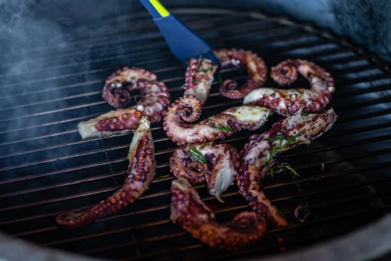 Připravené chobotnice na grilu se štiavou.