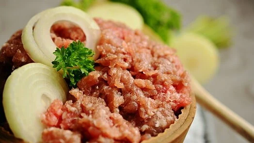 Surové mleté maso s cibulí a petrželkou pro čevabčiči.