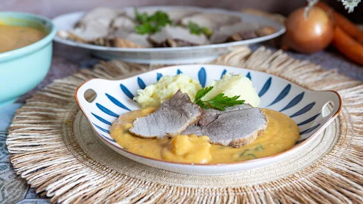 Připravené maso s hamburskou omáčkou a bramborovým pyrem.