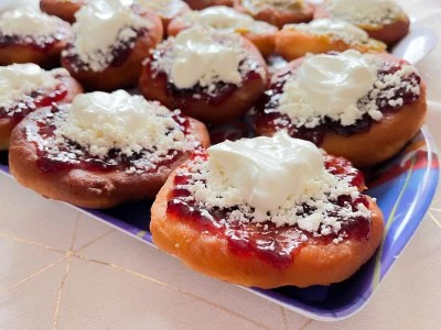 Tradiční české donuty s džemem a šlehanou smetanou.