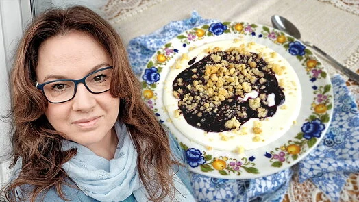 Žena s krupicovou kaší ozdobenou ořechy a ovocem.