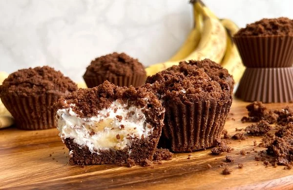 Čokoládové banánové muffiny s krémem rozkrojený na polovinu.