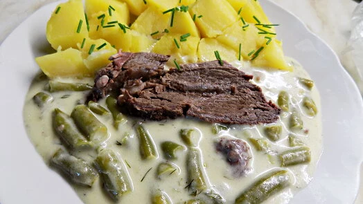 Fazolky na smetaně s masem a bramborami.