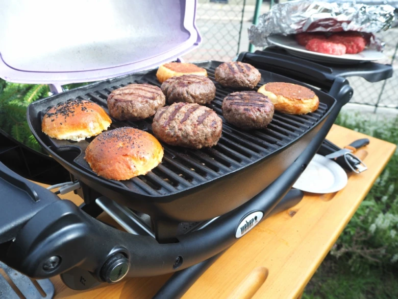 Grilované burgery s houskami na venkovním grilu