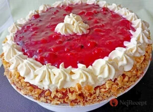 Strawberry cheesecake tart s krustou z sušenek.