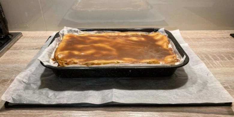 Pekáček s omáčkou na knedlíky po upečení v troubě.
